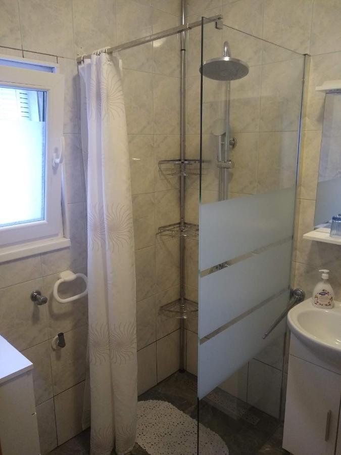 Holiday Home Bura Ровин Екстериор снимка