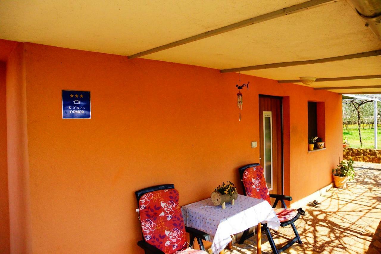 Holiday Home Bura Ровин Екстериор снимка