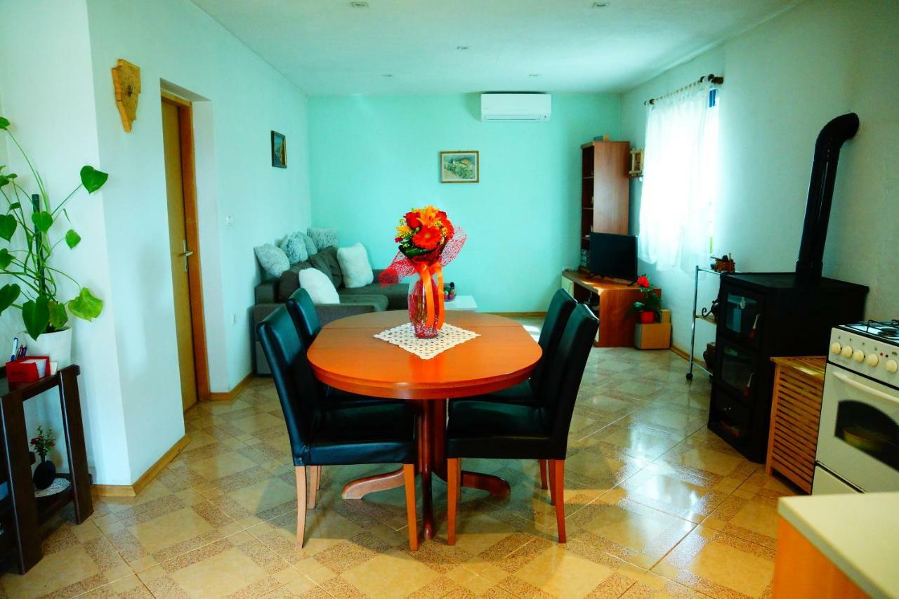 Holiday Home Bura Ровин Екстериор снимка